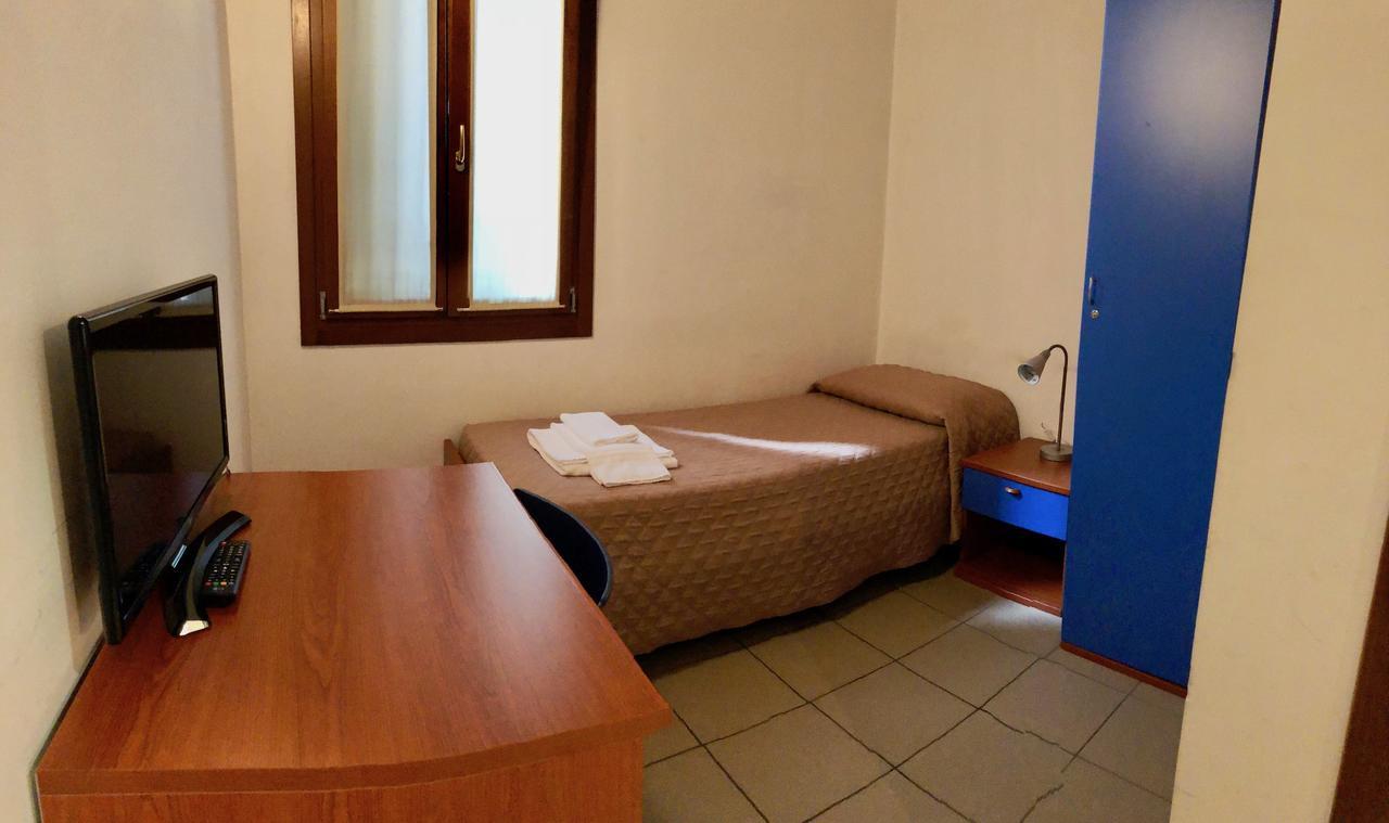 Domus Clugiae Hostel Chioggia Szoba fotó